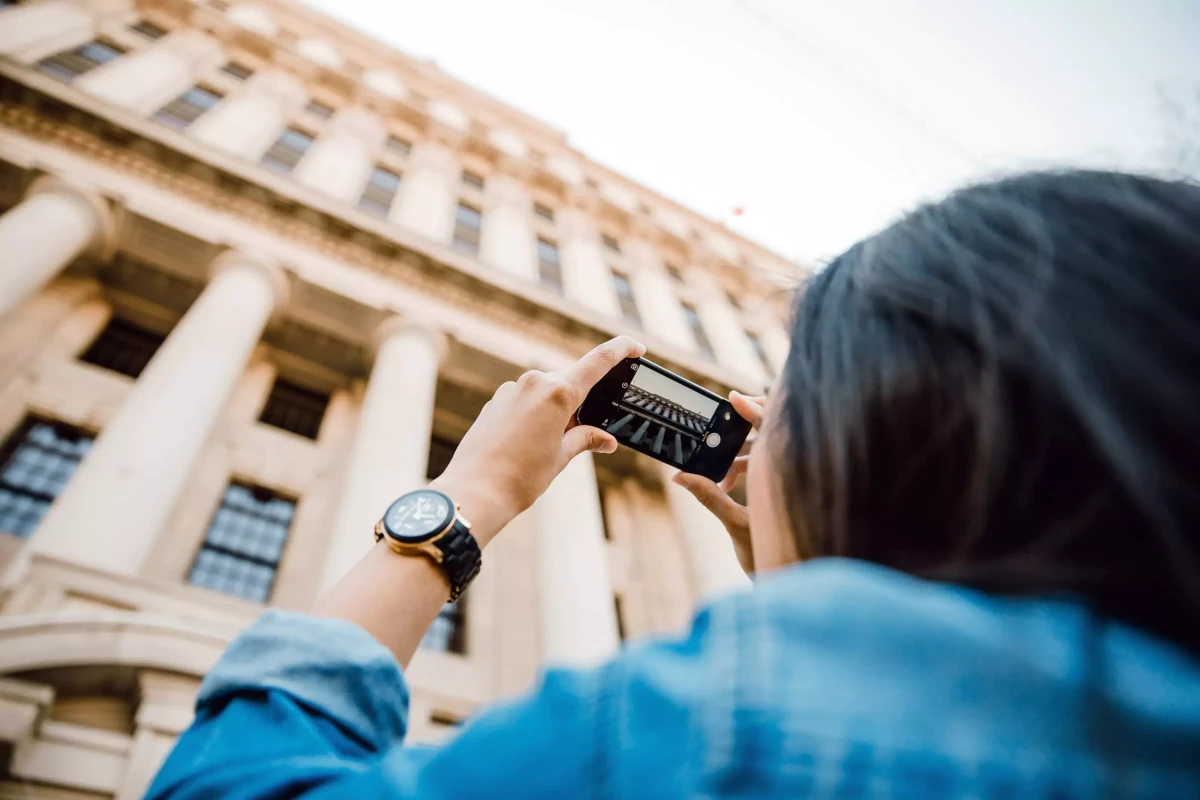 Tourist beim Fotografieren eines GebÀudes
